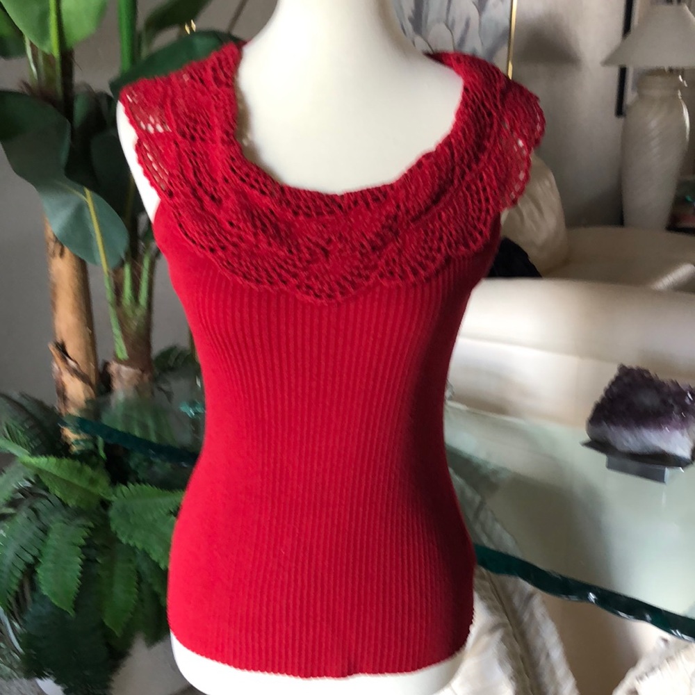 SZ M NYGARD TOP. CROCHETED COLLAR